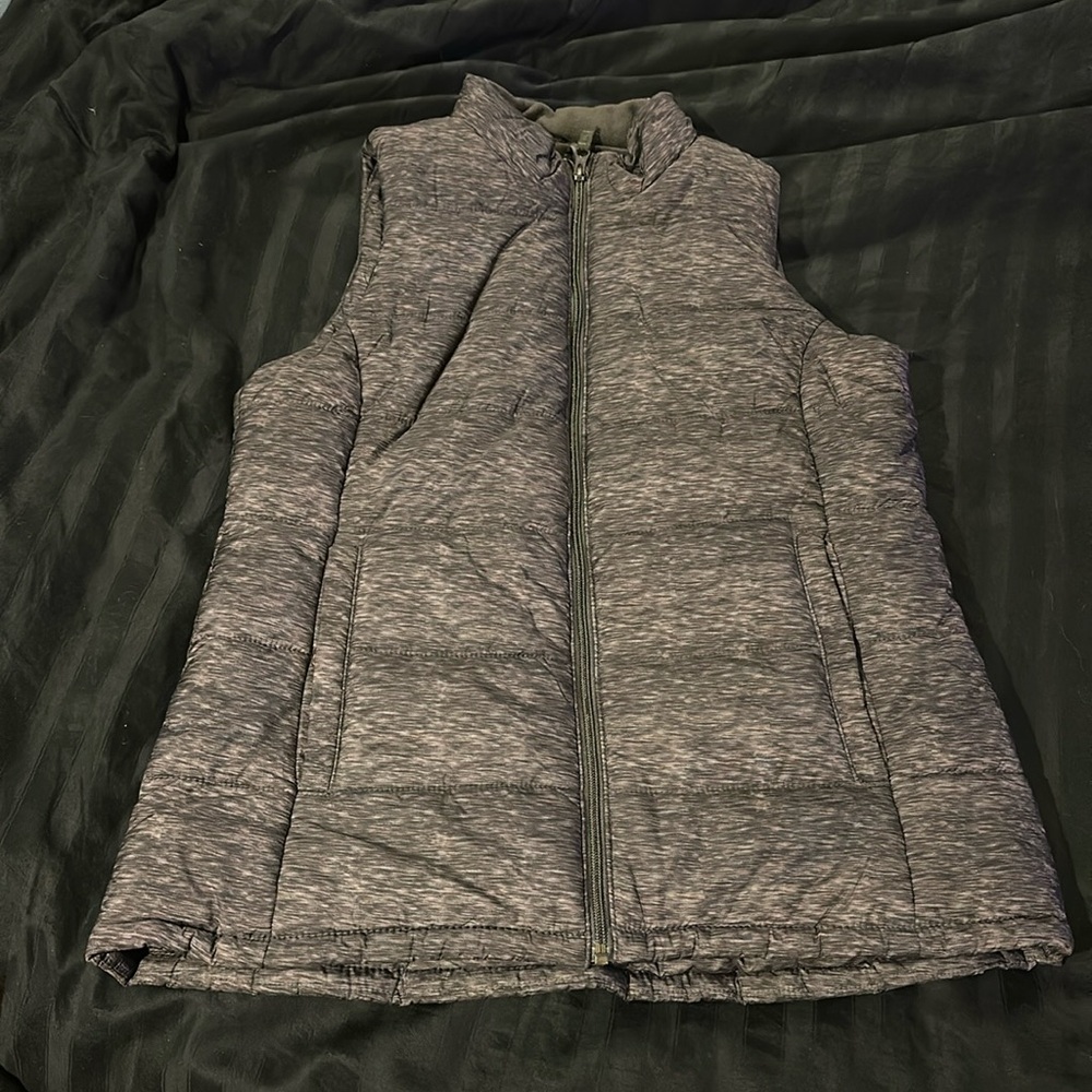 Amazon Essentials women’s puffer vest, charcoal gray heather, size medium